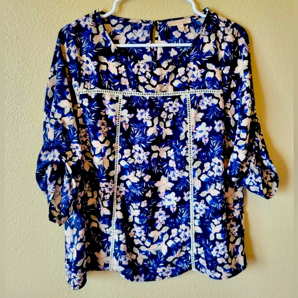 Women’s Floral Blouse - like new!